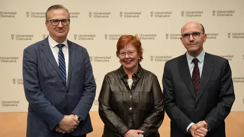 Pedro Irastorza, director general de la Universidad Villanueva, Carmen Fuente y José María Ortiz - Foto de la Universidad Villanueva