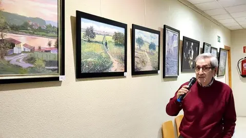 Román Ruiz Corcuera con su exposición de pintura artística - Foto del Ayuntamiento de Majadahonda