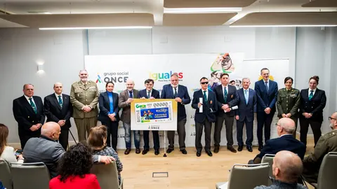 Posado de familia en la presentación del cupón - Foto de la ONCE