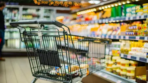 Carro de la compra en un hiper - Foto de 123RF/monticello