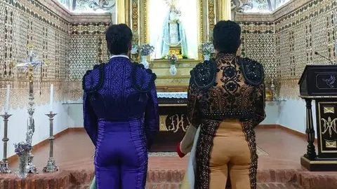 Dos toreros rezan antes de actuar en una plaza de toros - Foto de Víctor Carrasco