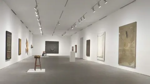 Exposición Antoni Tàpies. La práctica del arte en el Museo Reina Sofía