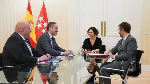 Díaz Ayuso recibe en la Real Casa de Correos al alcalde de Móstoles
