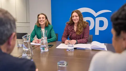 Esther Muñoz y Cuca Gamarra, en una reunión del partido - PP