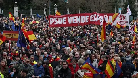 Banderas y pancartas en la concentración de Cibeles - Foto de Defensa Social