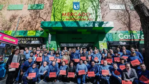 El alcalde junto a chefs en el mercado de Villaverde - Foto de Ayuntamiento de Madrid