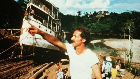 Werner Herzog durante el rodaje de Fitzcarraldo1982 BlackieBooks - Enrique Pérez-Riesco