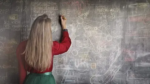 Becas para estudios postobligatorios para el curso 2024-2025 - Andrea Piacquadio