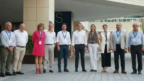Feijóo posa junto a la dirección del partido en Cataluña y Barcelona - Foto del PP de Cataluña