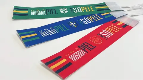 Brazaletes con el lema del partido - Foto de la RFEF