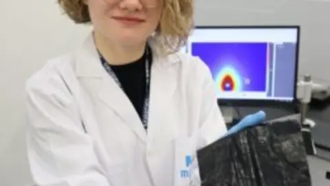 La Dra. Anastasiia Mikhalchan, investigadora de IMDEA Materiales, con una lámina de nanotubos de carbono reciclados - IMDEA Materiales web
