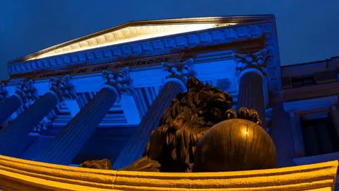 Fachada del Congreso de los Diputados iluminada con motivo del Día de Concienciación sobre el Autismo - Foto del Congreso