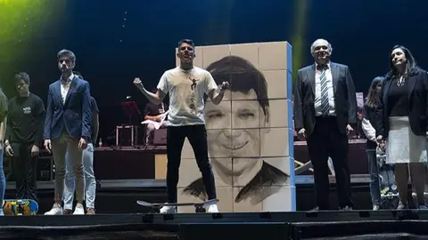 Intérpretes de 'Skate Hero' y los padres de Ignacio Echeverría - Foto de Ven y Verás Educación