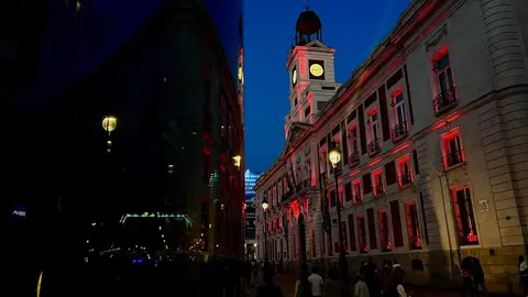 La Real Casa de Correos se ilumina de rojo por el D&iacute;a Mundial de la Hemofilia - Comunidad de Madrid
