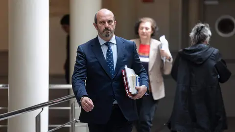 Rollán camina por los pasillos del Senado - Partido Popular