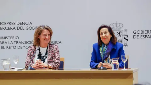 Robles junto a la vicepresidenta tercera y ministra para la Transición Ecológica y el Reto Demográfico, Teresa Ribera, este viernes - Marco Romero/MDE