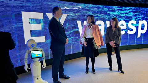 El consejero de Digitalización, Miguel López durante su visita hoy al Centro Wavespace de la multinacional EY  -Comunidad de Madrid