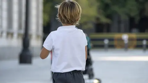 Imagen de un niño de espaldas - Jorge Villa/Servimedia