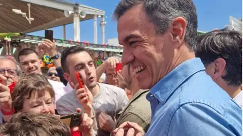 Imagen de Sánchez visitando la feria - Servimedia