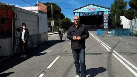 Izquierdo durante la visita a las casetas - Ayuntamiento de Madrid