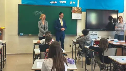 El consejero de Educación, Ciencia y Universidades en su visita al centro público de Primaria y Secundaria Adolfo Suárez - Comunidad de Madrid