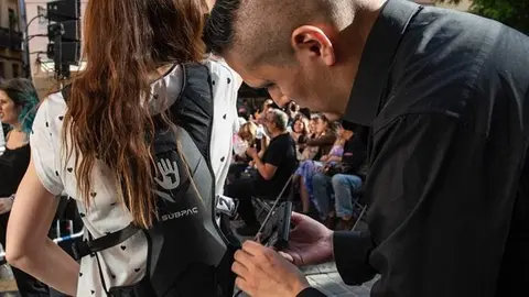 Operario instalando mochila vibratoria - Madrid Destino