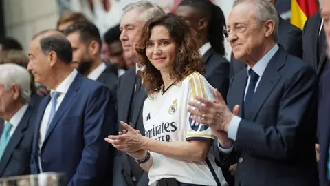 Isabel Díaz Ayuso junto al presidente del Real Madrid, Florentino Pérez, y la plantilla - Comunidad de Madrid