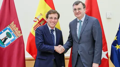 Almeida y el decano del Colegio Notarial de Madrid, José Ángel Martínez Sanchiz - Ayuntamiento de Madrid