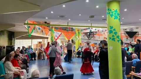 Exhibición de bailes típicos en la residencia Integrado Jazmín - Ayuntamiento de Madrid