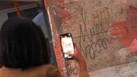 Grafiti del artista Juan Carlos Argüello, Muelle, aparecido en el muro de un edificio de La Latina - Comunidad de Madrid