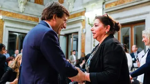 Almeida con una de las premiadas - Ayuntamiento de Madrid
