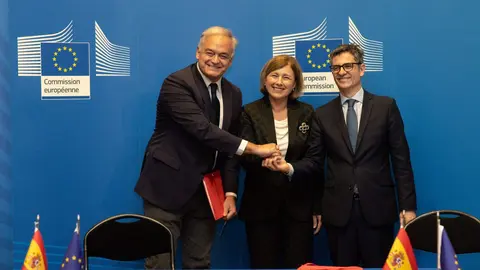 Esteban González Pons y Félix Bolaños flanquean a la comisaria europea Věra Jourová - Servimedia