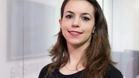 María Sánchez Ozamiz, joven con una discapacidad auditiva posa en el plató de Servimedia - Foto de Jorge Villa