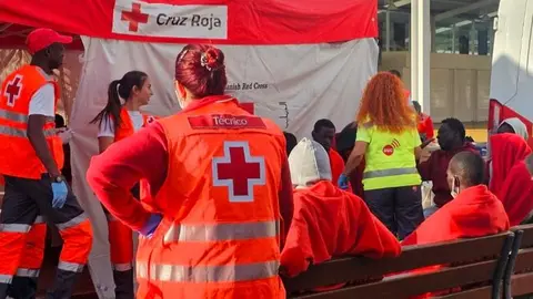 Cruz Roja atiende a varios inmigrantes nada más llegar a Canarias - Foto de 112 Canarias