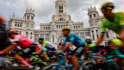 Ciclistas frente al Palacio de Cibeles -  Foto de Ayuntamiento de Madrid