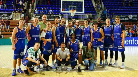 Celebración de todo el equipo de Baloncesto Fuenlabrada - Baloncesto Fuenlabrada 
