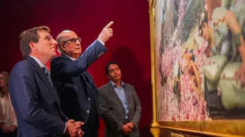 Pérez Simón junto al alcalde de Madrid, José 
Luis Martínez-Almeida, visitando la exposición