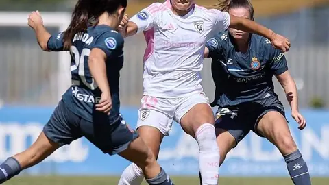 Jugadora del Madrid CFF disputando un balón - Madrid CFF