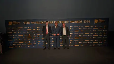 El consejero Rodrigo recogiendo el galardón que concede The District 2024 - Comunidad de Madrid