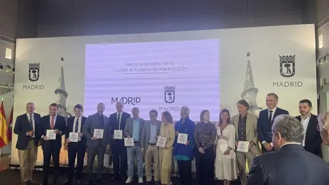 Los galardonados junto al alcalde José Luis Martínez-Almeida