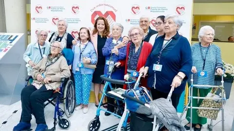 Fátima Matute con personas mayores del