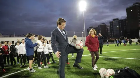 El alcalde de Madrid jugando con un balón | Foto de Ayuntamiento de Madrid