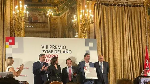 Isabel Diaz Ayuso entregando el premio PYME del año 2024