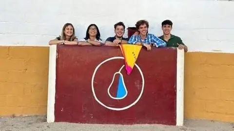 Jóvenes de la Diócesis de Getafe en una plaza de tientas | Foto de la Delegación de Juventud de la Diócesis de Getafe