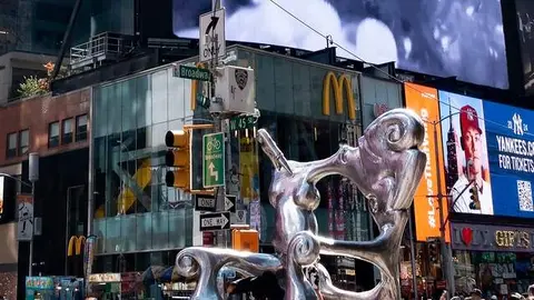 TOVAR. THE CHAIR. EN TIMES SQUARE DE NUEVA YOR. FOTOGRAFÍA DE LUIS GABÚ  (1)
