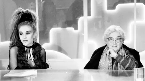 Imagen de Alaska con Rosa Chacel en un programa de 'La bola de cristal' |Foto de TVE.