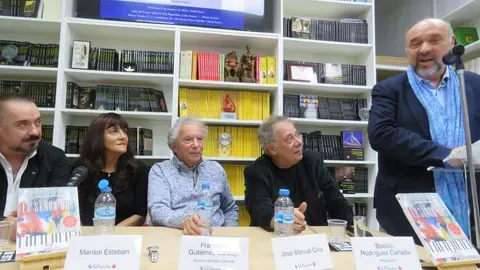De izquierda a derecha, Juan Stefa; Marisol 
Esteban Repiso; Francisco Gutiérrez Carbajo; 
José Manuel Ciria y , de pie, Basilio Rodríguez 
Cañada