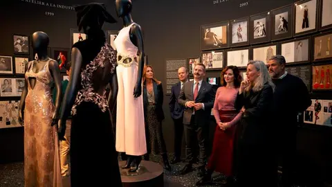 Díaz Ayuso, en la exposición Pedro del Hierro. Del maestro a la marca - Foto Comunidad de Madrid