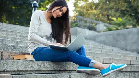 Una estudiante repasa para un examen | Foto de 123RF/vadymvdrobot