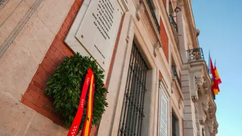 Corona de laurel en homenaje a las víctimas del COVID-19 - Foto Comunidad de Madrid